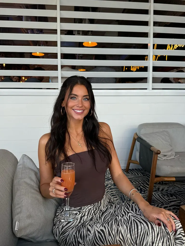 Lifestyle · Cocktail lounge vibes, example 3 of 3