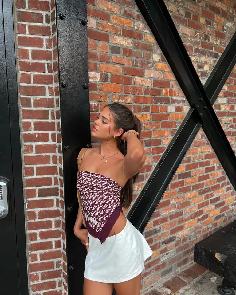 Lifestyle · Urban Brick Wall Fit, example 2 of 3