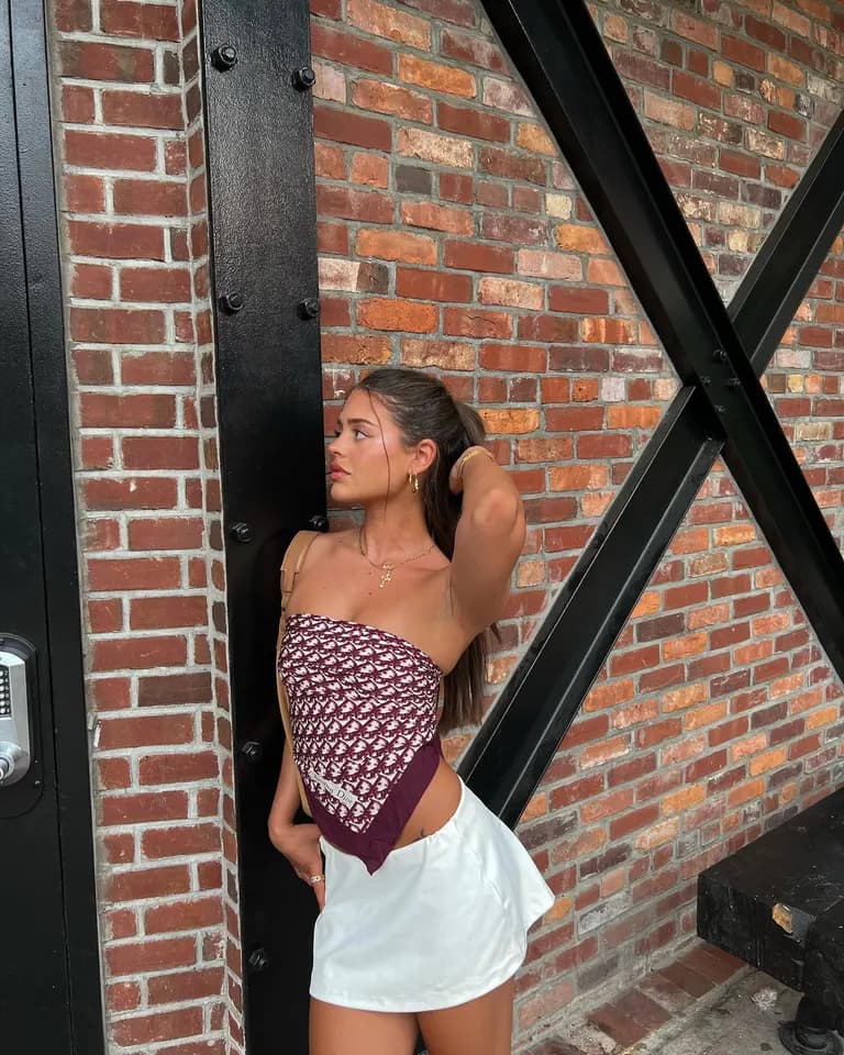 Lifestyle · Urban Brick Wall Fit, example 3 of 3